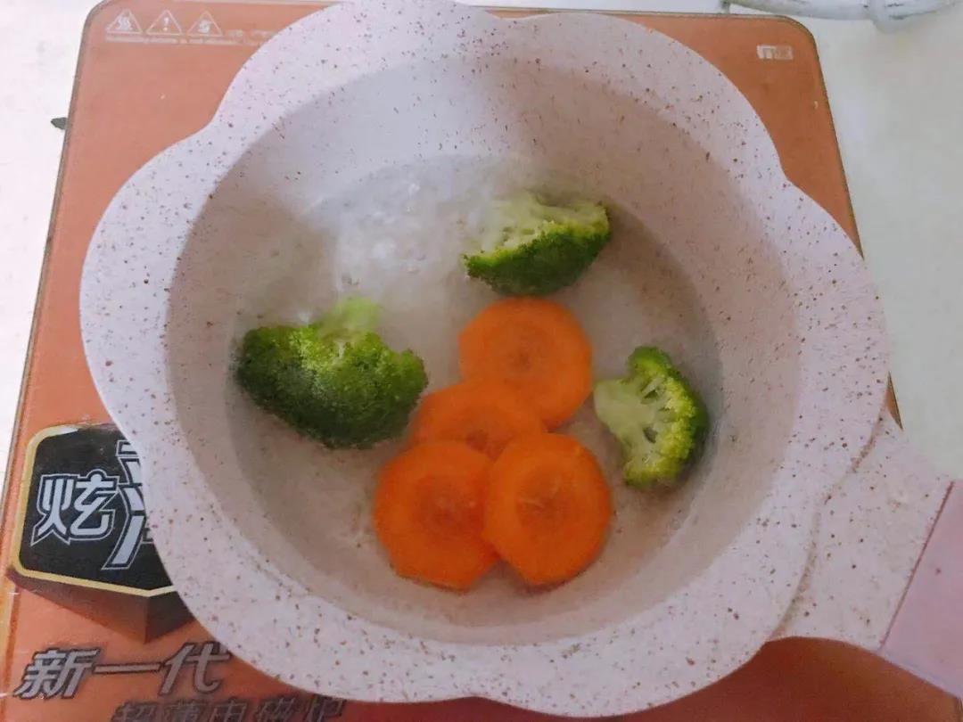第3步：西兰花、胡萝卜焯水至熟。