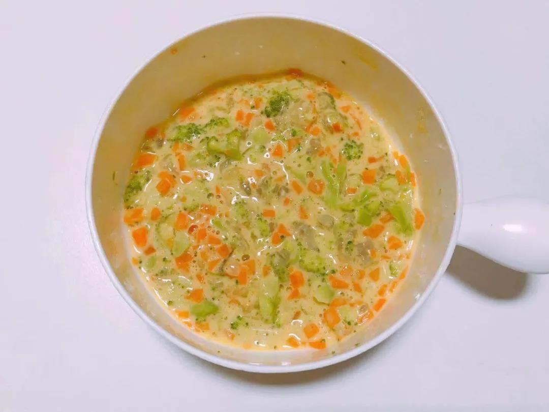 第5步：用手动打蛋器搅拌均匀。