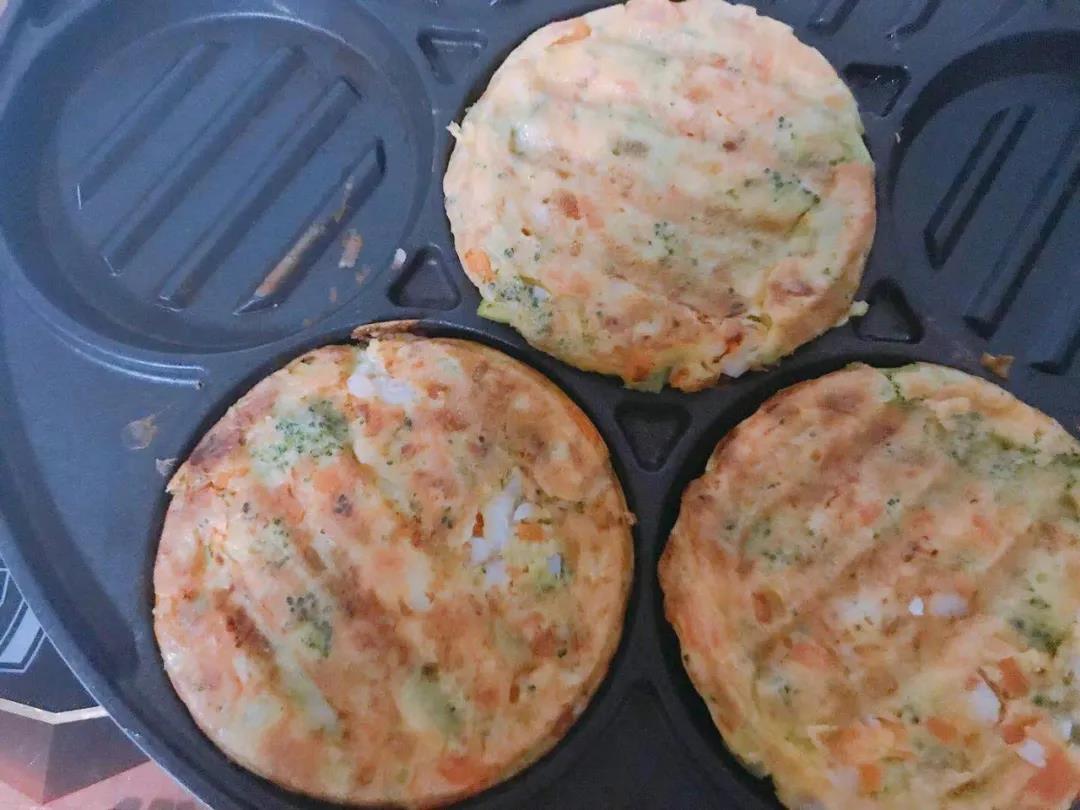 第7步：等待周围边翘起，一面凝固后翻面，再煎至另一面也凝固后就可以出锅啦。