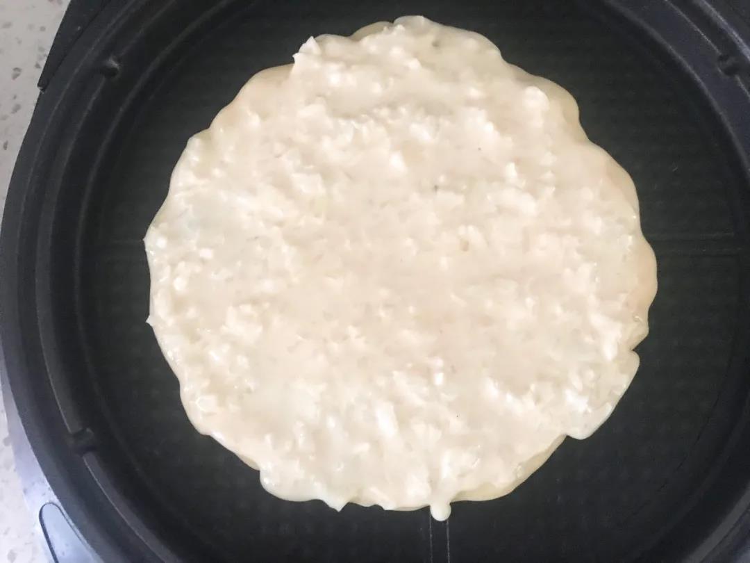 第5步：洋葱面糊倒入锅中覆盖在摆好的蔬菜表面。