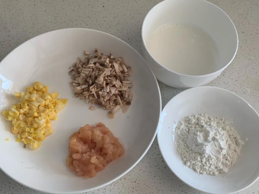 口蘑、玉米洗净切碎，鸡肉洗净剁碎。面粉、牛奶称重。