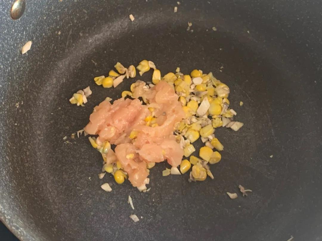 放入鸡肉继续翻炒至熟，全部盛出备用。