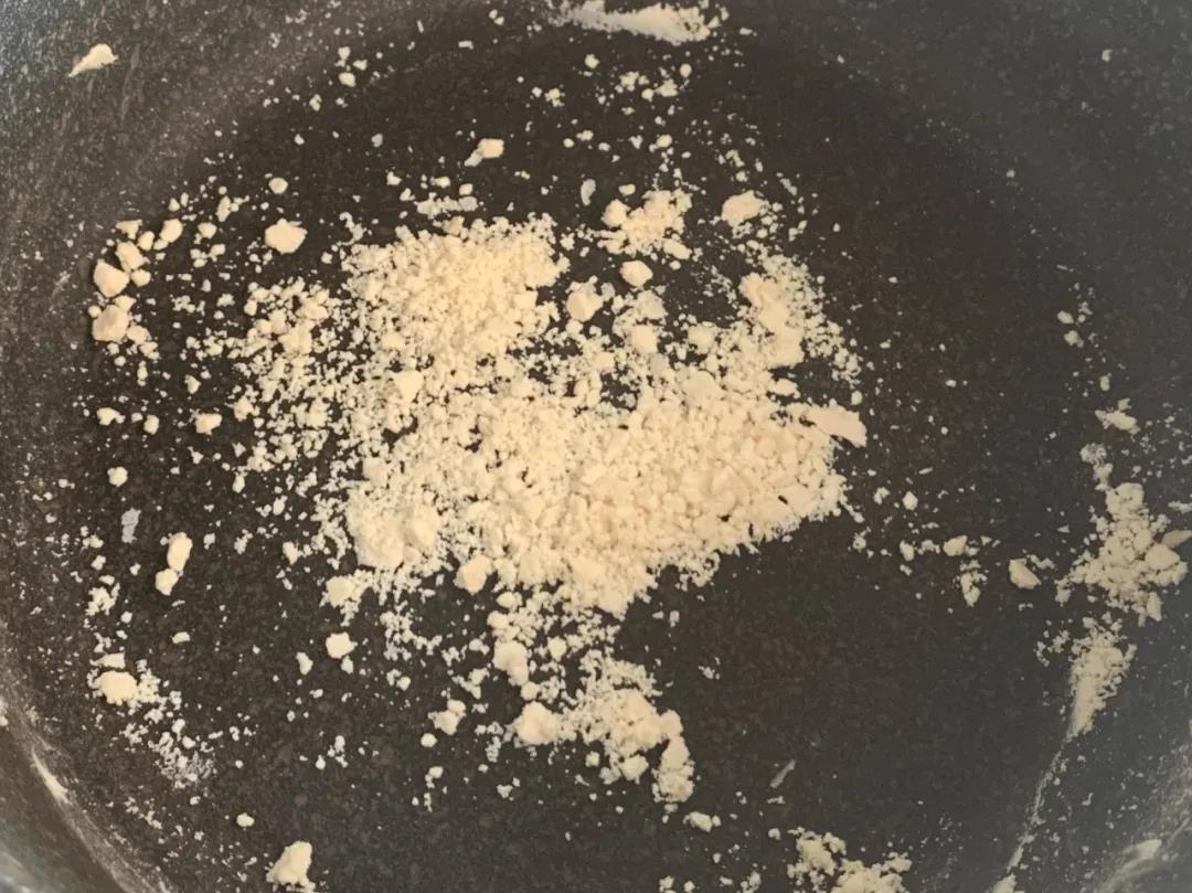 另起锅，将面粉倒入油锅，翻炒至微黄