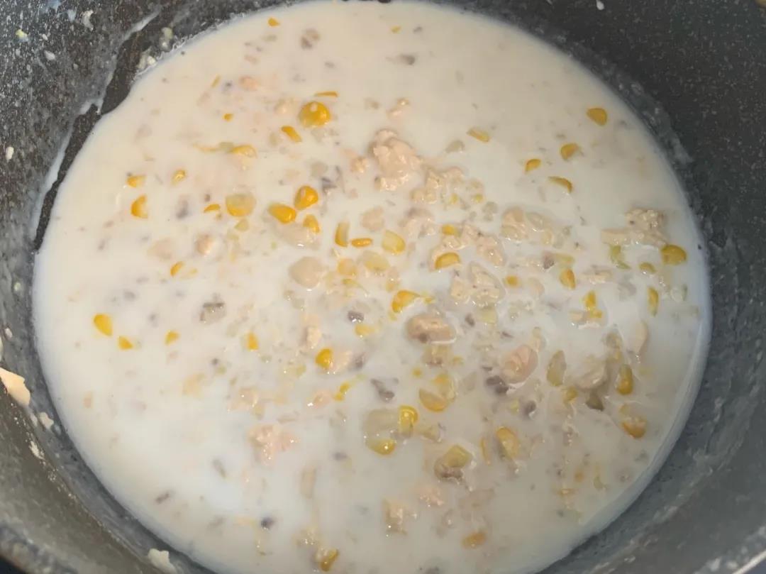 放入炒好的玉米口蘑鸡肉末，加入牛奶，搅拌均匀，煮至浓稠后盛出。