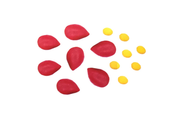 步骤2：用红泥和黄泥捏起个水滴和起个圆球。