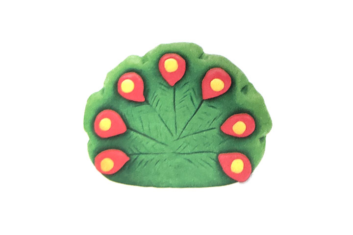 步骤3：把红色水滴和黄色圆球粘在尾屏上，划出纹理。