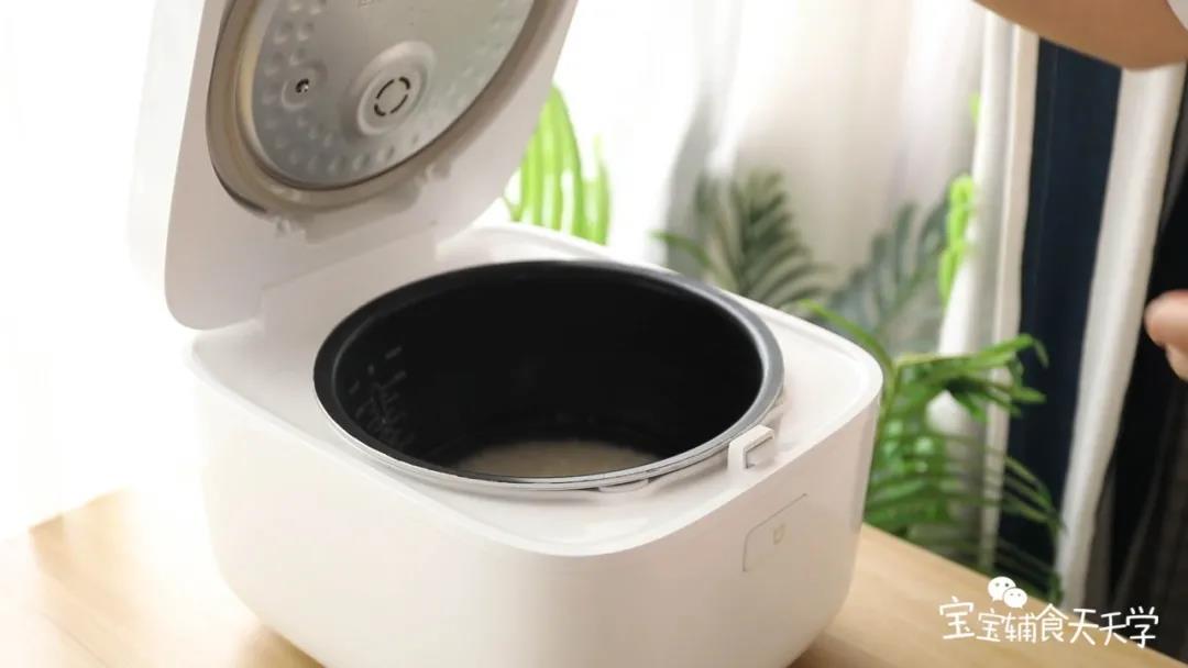 第2步：茉莉香米洗净，加入适量的水，用电饭锅焖熟