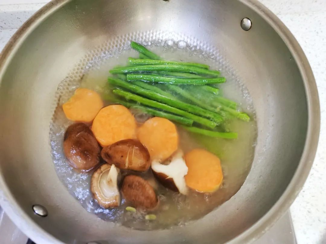 第4步：香菇洗净切块，在豇豆、红薯快熟时放入锅内一起煮至熟。