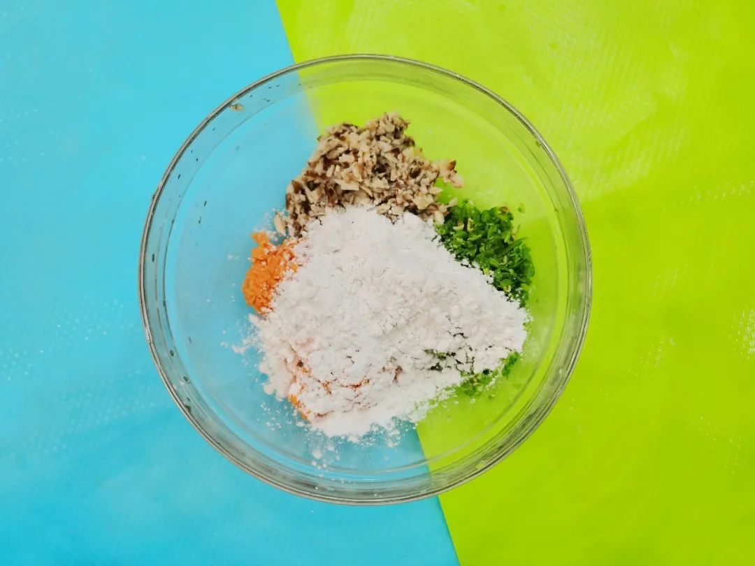 第6步：加入淀粉及少许清水搅拌均匀。