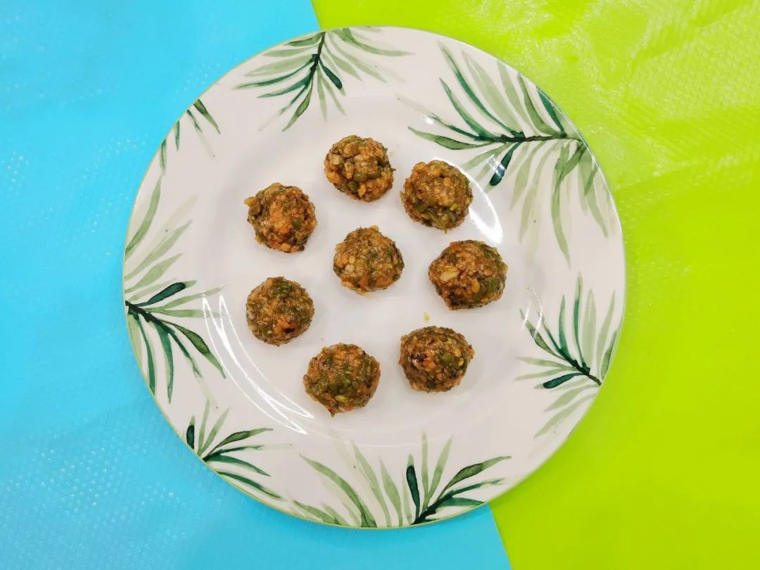 第9步：鲜嫩爽滑菜丸子。