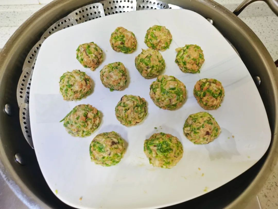 第8步：锅内加水煮沸，放入丸子隔水大火蒸15-20分钟。