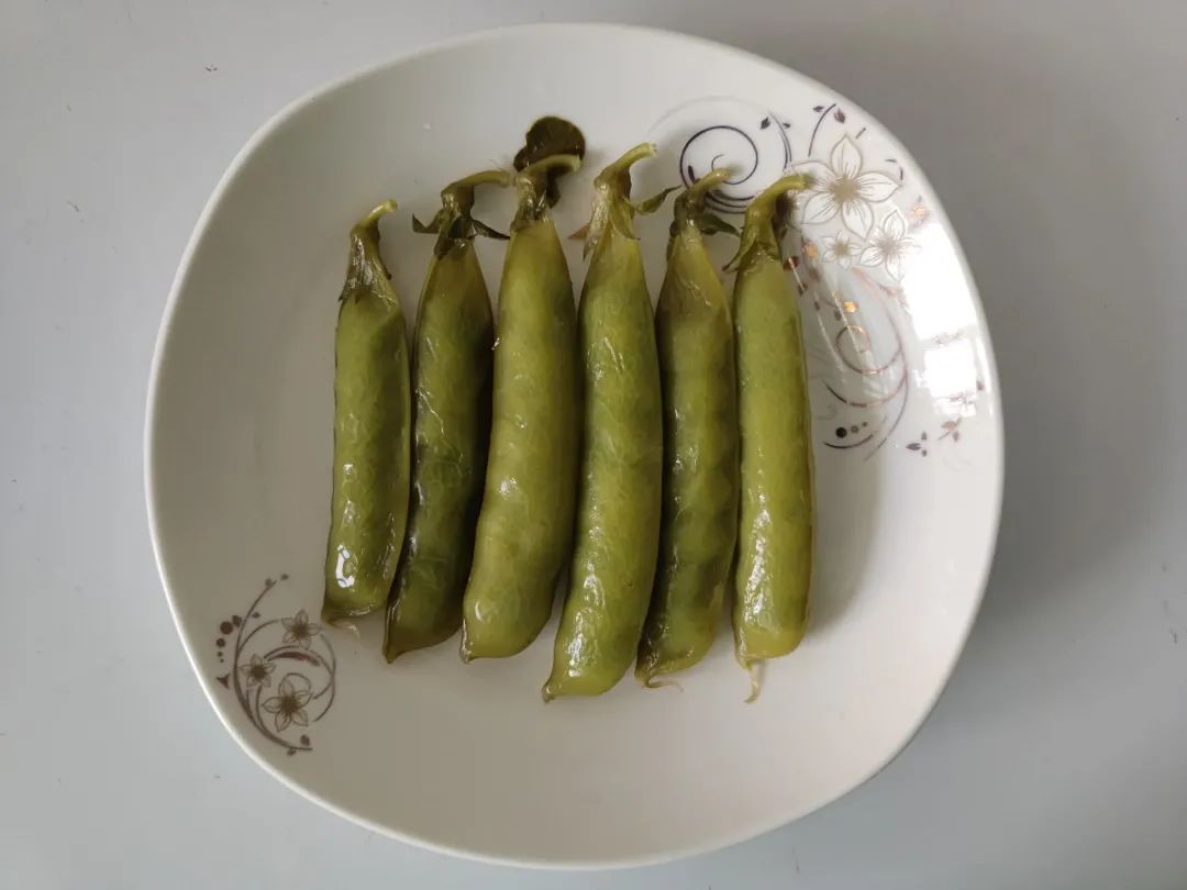 挑选比较饱满的豌豆洗净蒸熟。