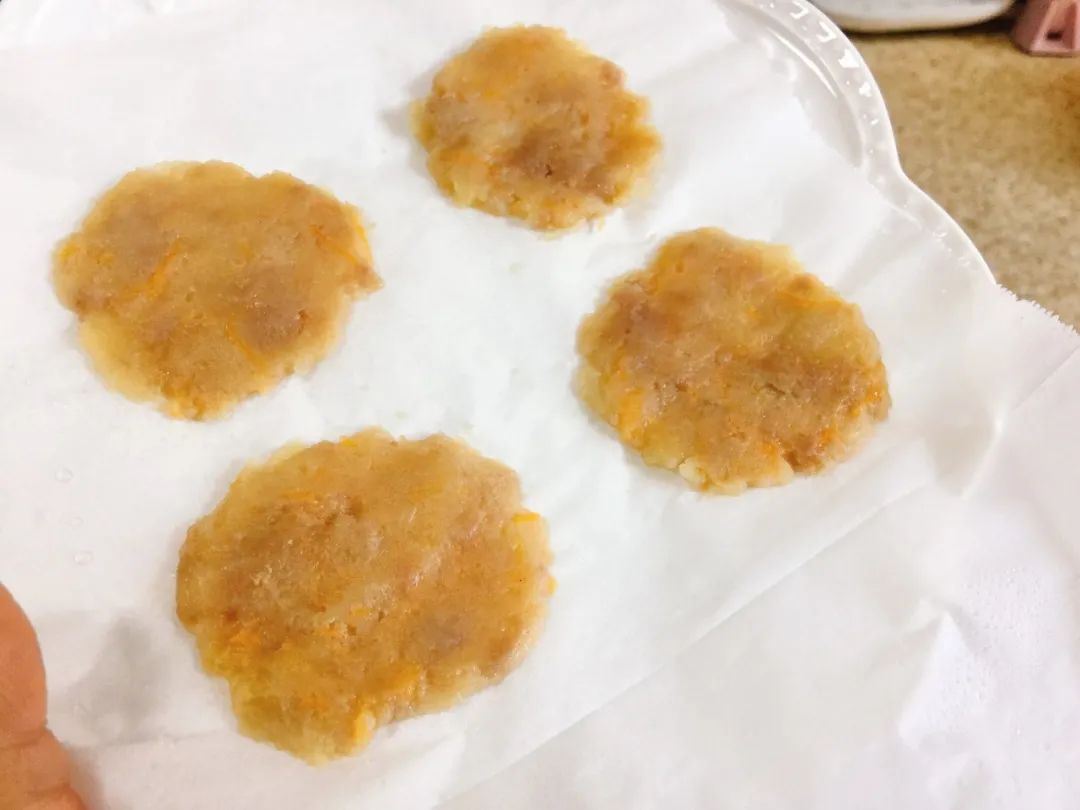 从油纸上揭下来，放入不粘锅微煎一下。