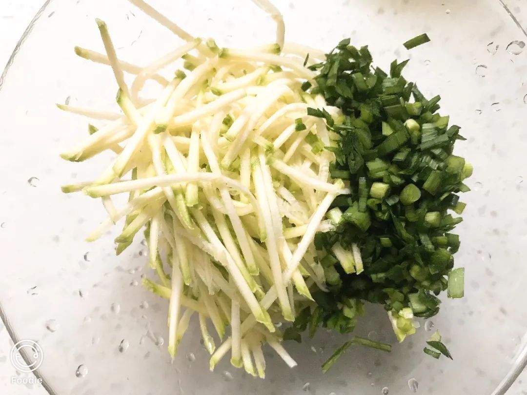 第2步：西葫芦切丝，韭菜切碎。