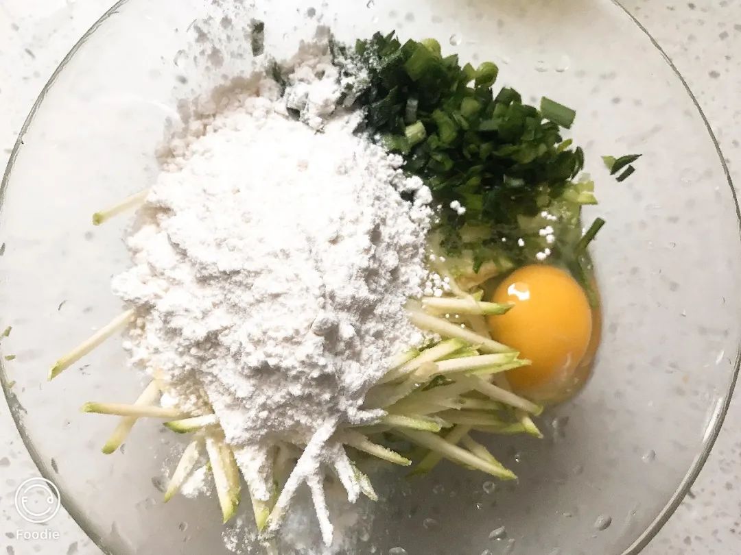 第3步：加入面粉、鸡蛋、少量水搅拌均匀。