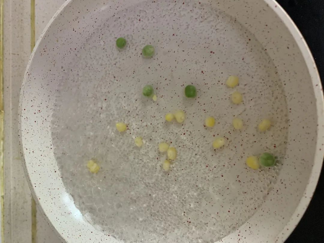 玉米粒、豌豆洗净，放入锅内煮熟。