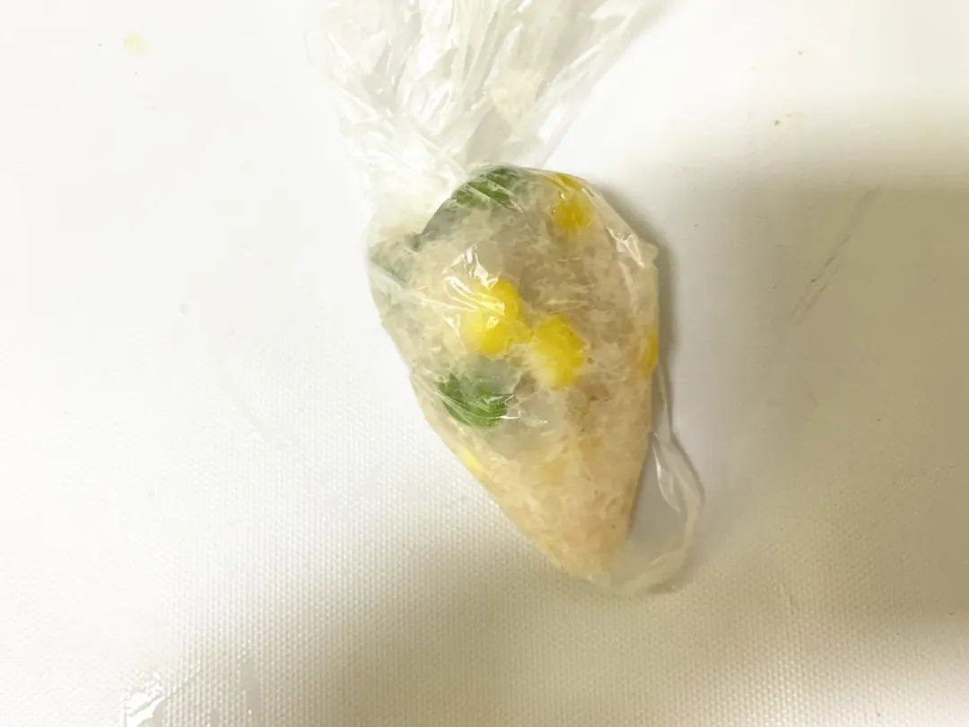 将混合糊放入保鲜袋（或裱花袋）剪小口。