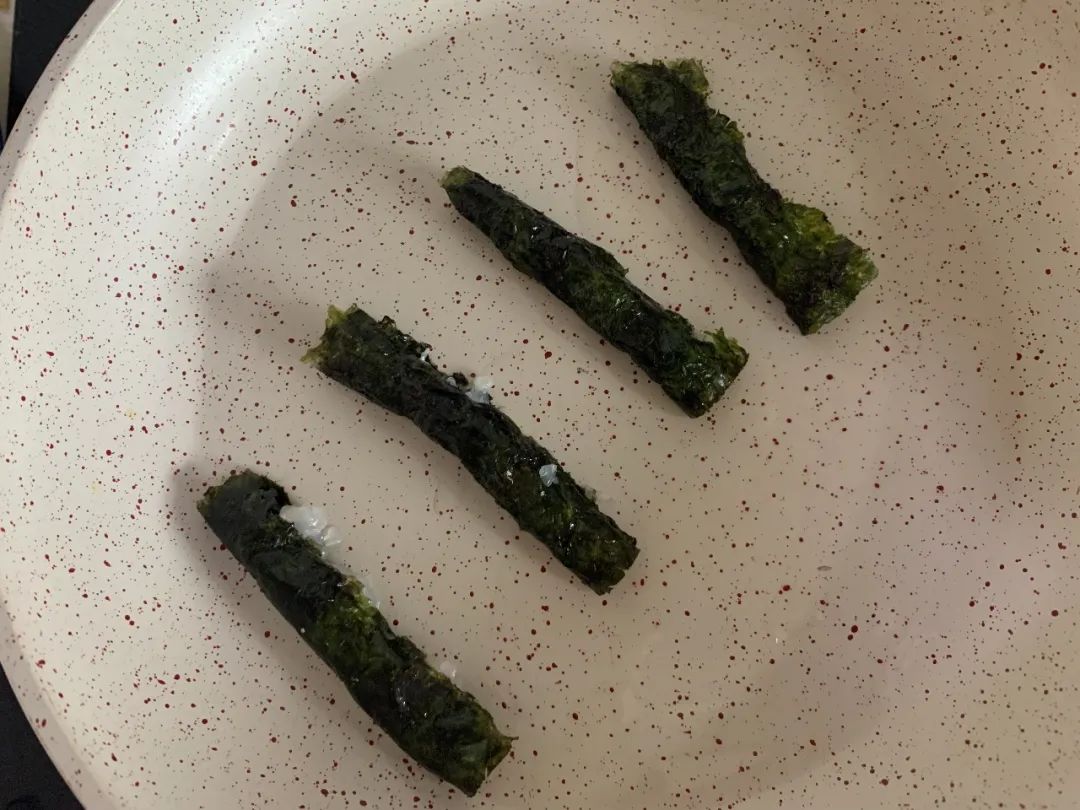 热锅冷油小火，将海苔虾卷煎熟。