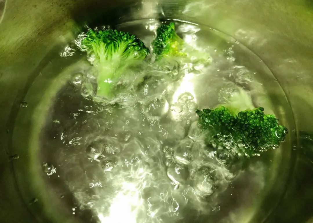 西兰花洗净，水开后焯熟。