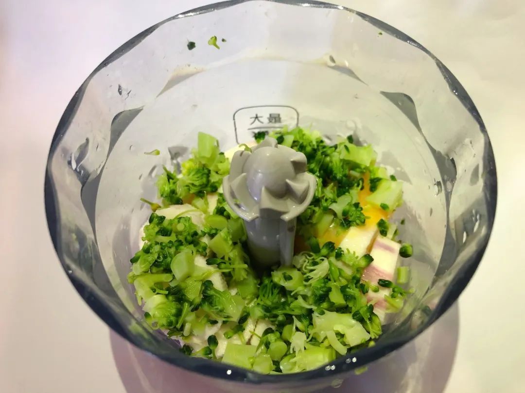 将西兰花、铁棍山药、蛋黄放入料理机内打成糊状。