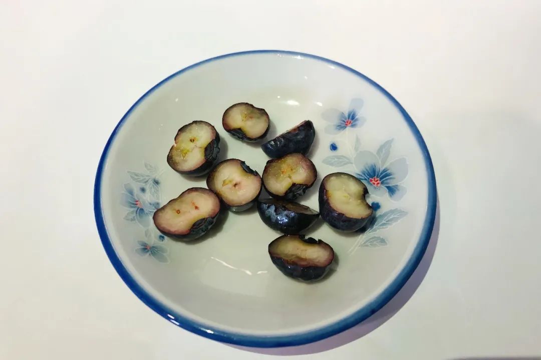 蓝莓洗净，对半切开。