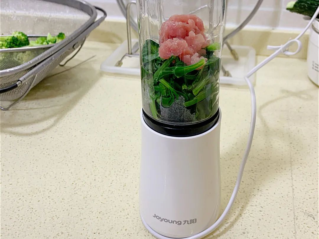 捞出菠菜，和肉丝一起加10毫升水放入料理机。