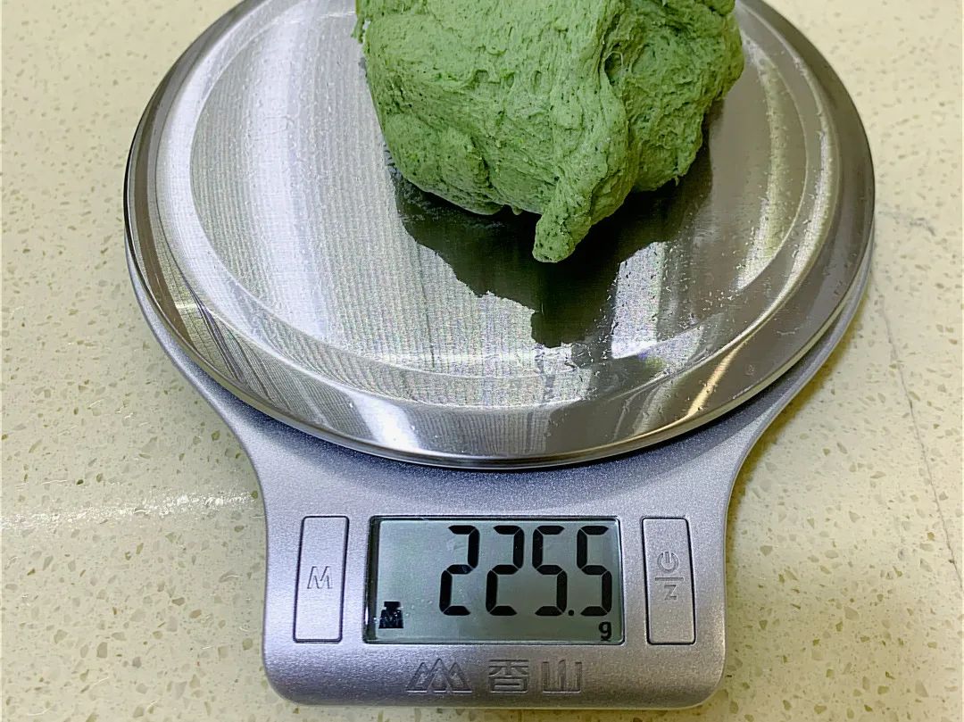 揉光滑后大概是一个225克的菜肉面团。