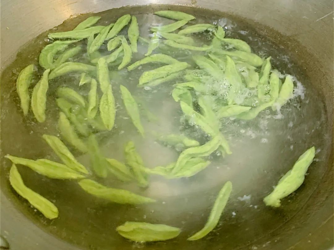 锅里热水烧开，倒入小鱼面。煮至小鱼全部浮起来后再煮3分钟就可以了。