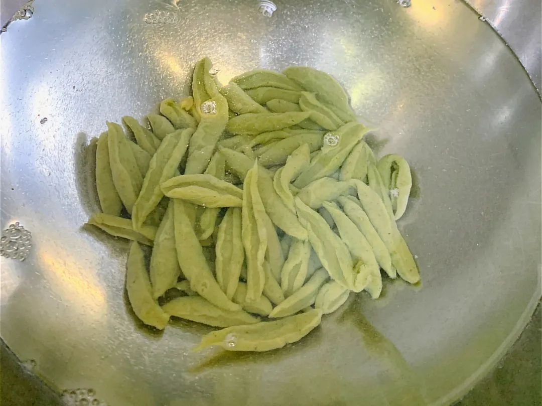 准备一盆冷水，捞出的小鱼面过一遍冷水，防粘也更筋道。