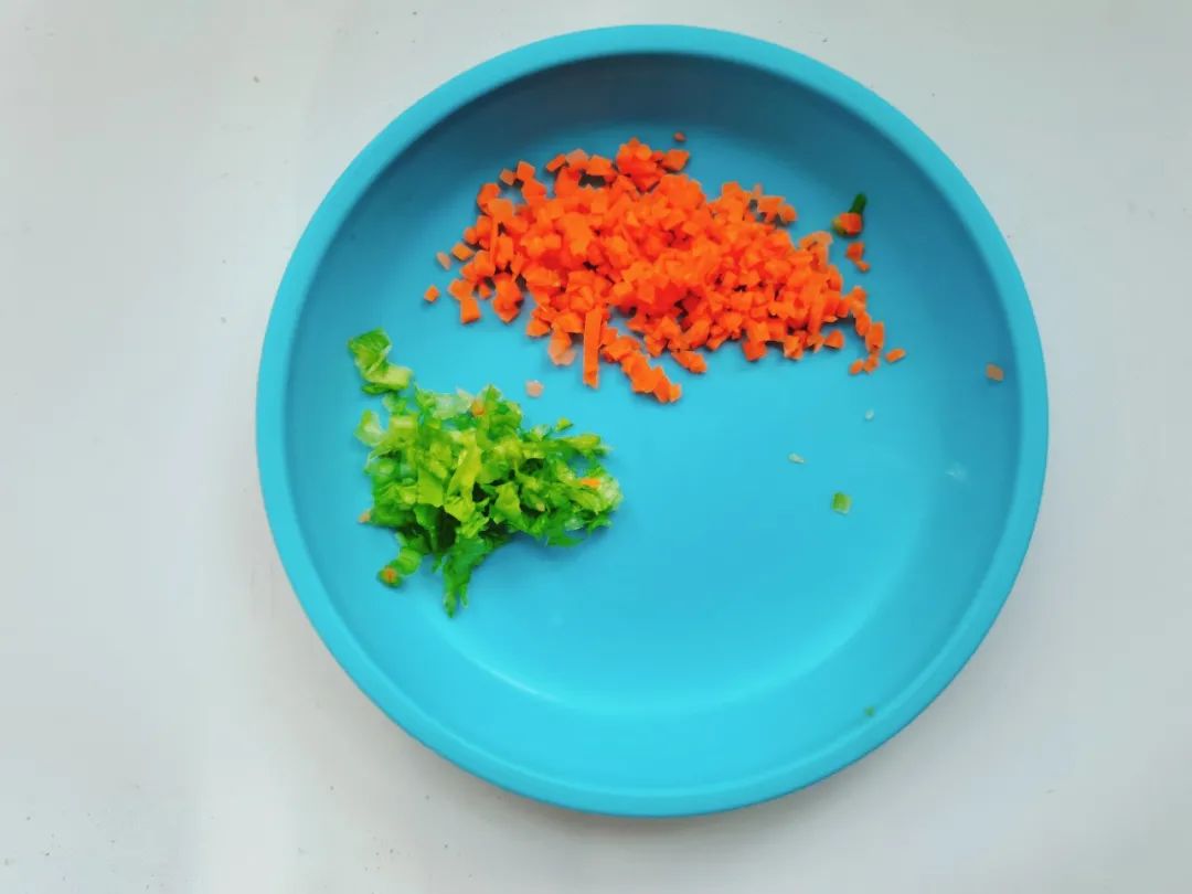 第2步：胡萝卜洗净去皮切碎，生菜洗净切碎。