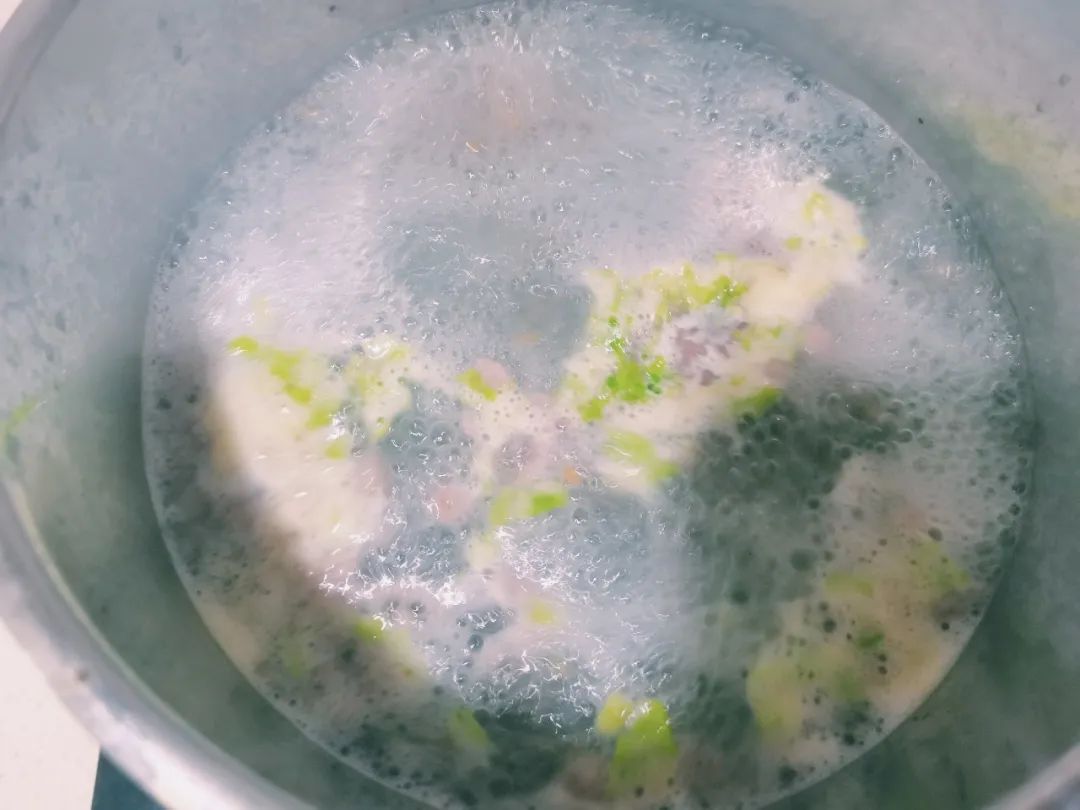 第9步：放入生菜煮熟。