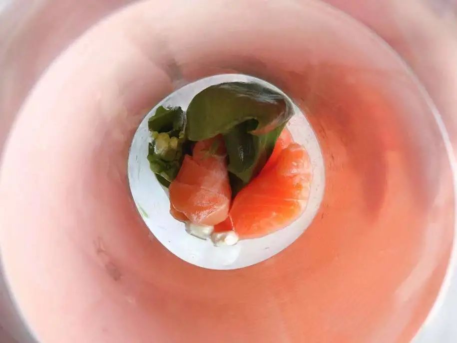 将三文鱼，上海青，鲜玉米粒放入料理机内。