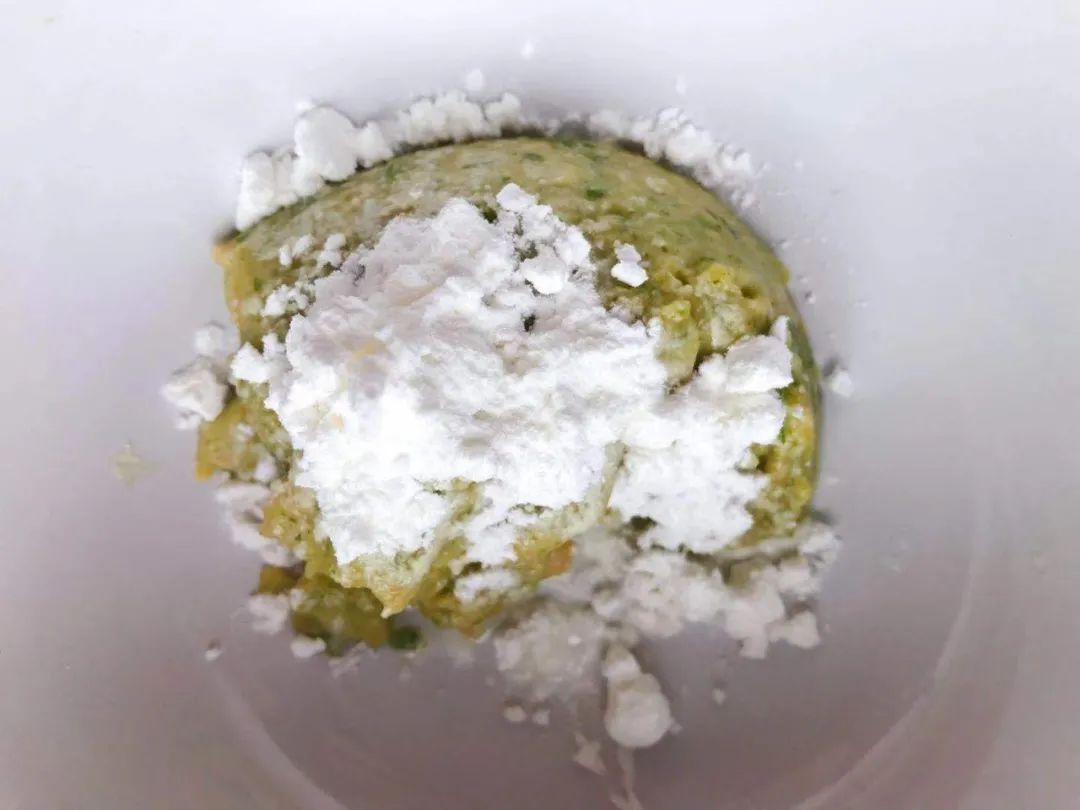 将打好的泥倒入碗中放入面粉，搅拌成面糊。