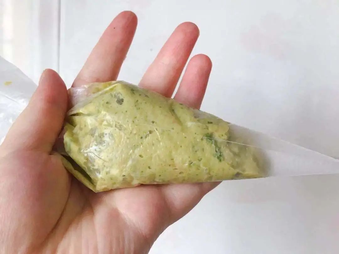 将混合好的糊装入裱花袋，前面剪开一个口。