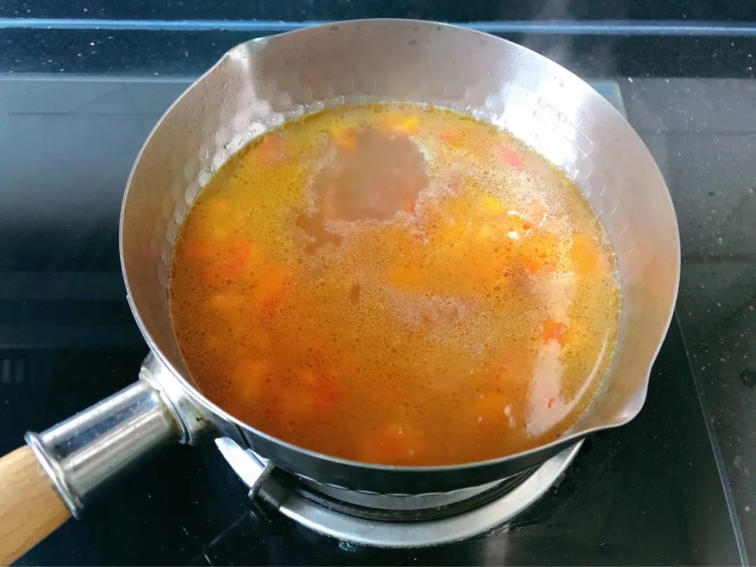 锅内倒水煮沸。