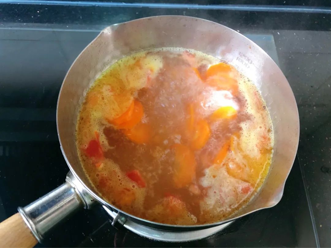 放入胡萝卜煮至半熟。