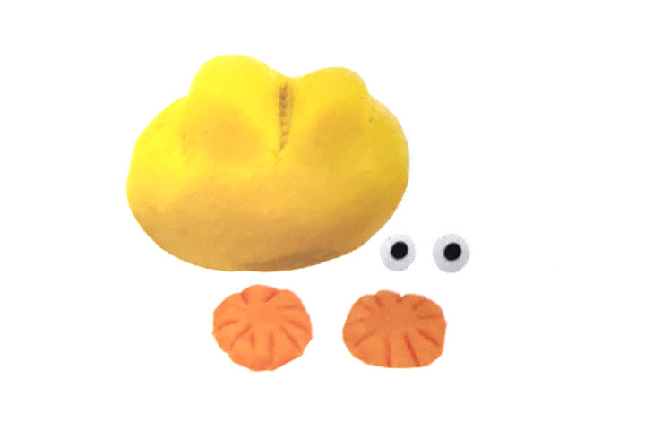 步骤3：用黄泥、橙泥捏出带驼峰的驼身和驼峰猫，划出纹理，并捏出眼睛。