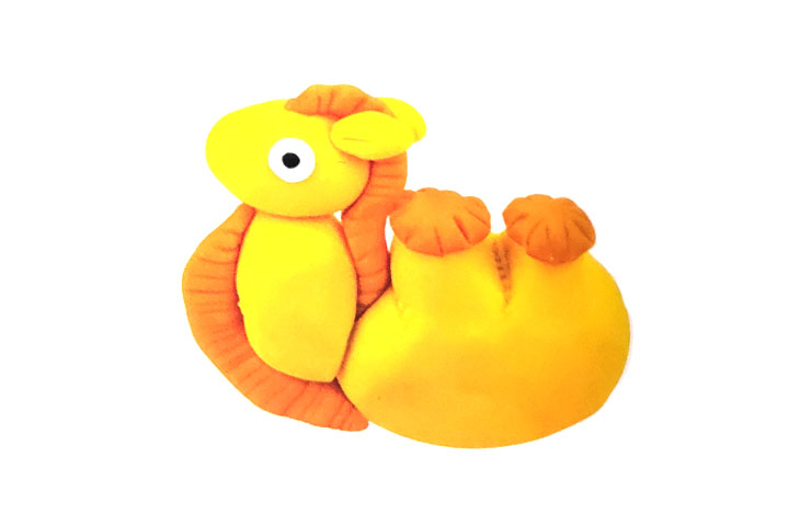 步骤4：把头颈部和驼身固定在一起，黏上鬃毛、驼峰毛和眼睛。