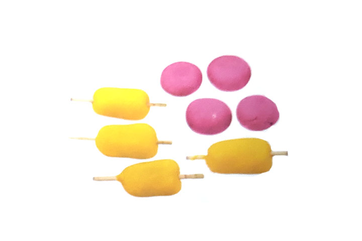 步骤6：捏出黄色腿，并插上牙签。搓粉色脚掌。