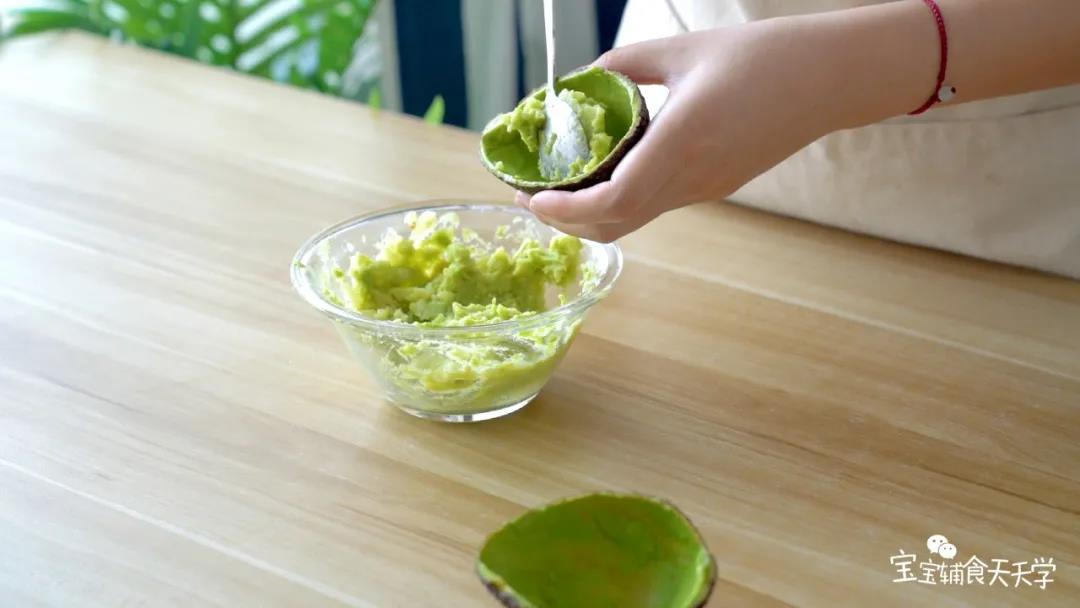 牛油果泥装入牛油果壳中