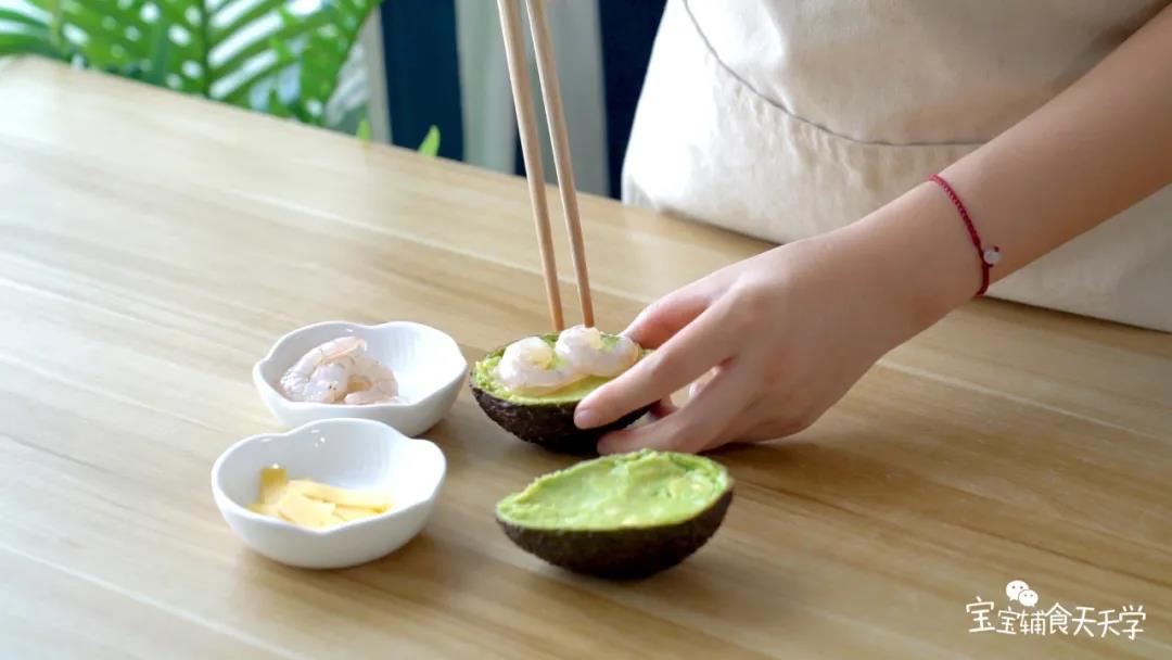 把虾仁平铺在牛油果泥上，再铺上奶酪片