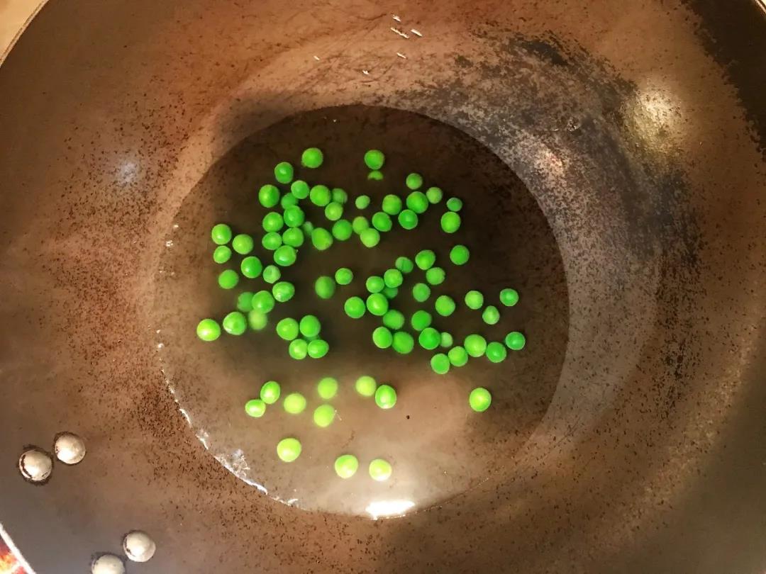 第2步：豌豆焯熟。