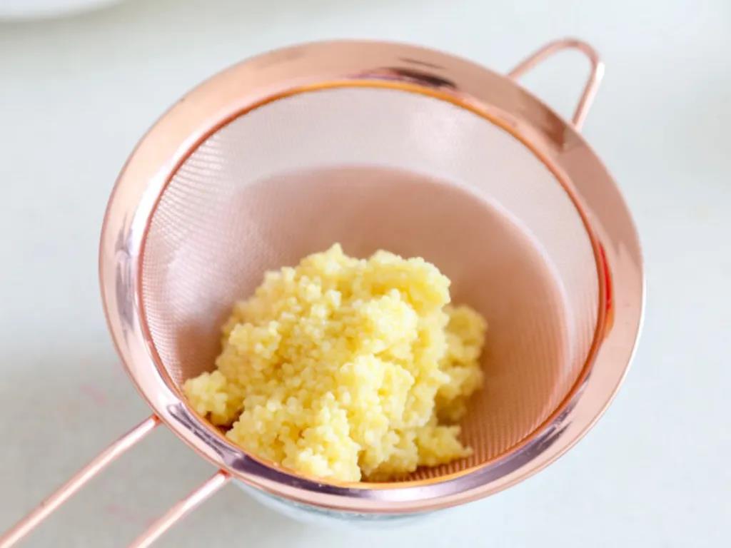 用筛网把小米沥干水分，小米汤留着备用。