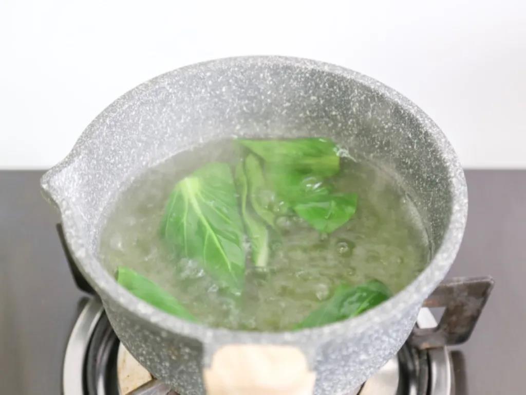 油菜用热水焯一下后切碎。