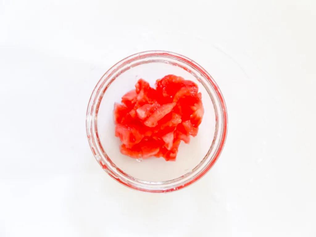 将西红柿去皮切丁。