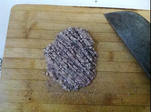 香菇捞出和鸡肉一起剁成泥。