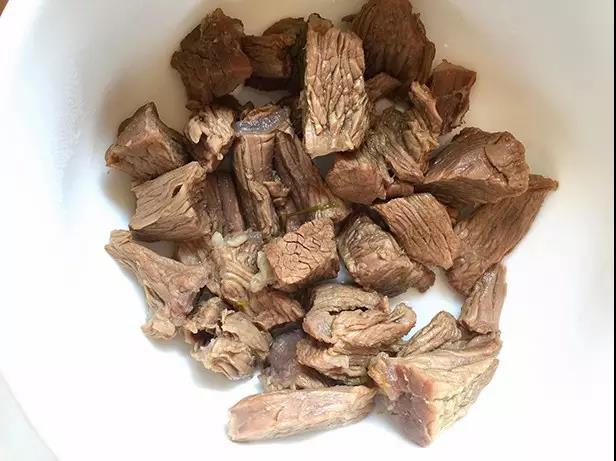 第4步：捞出牛肉沥干水分。