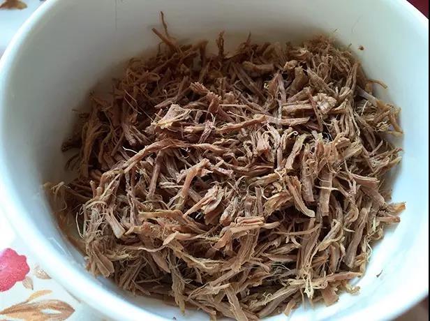 第6步：牛肉用手撕成条状，有筋的地方要去掉。