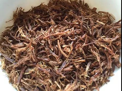 第7步：放入锅里翻炒，炒至水分蒸发颜色变深，有点像牛肉干的颜色就好了。