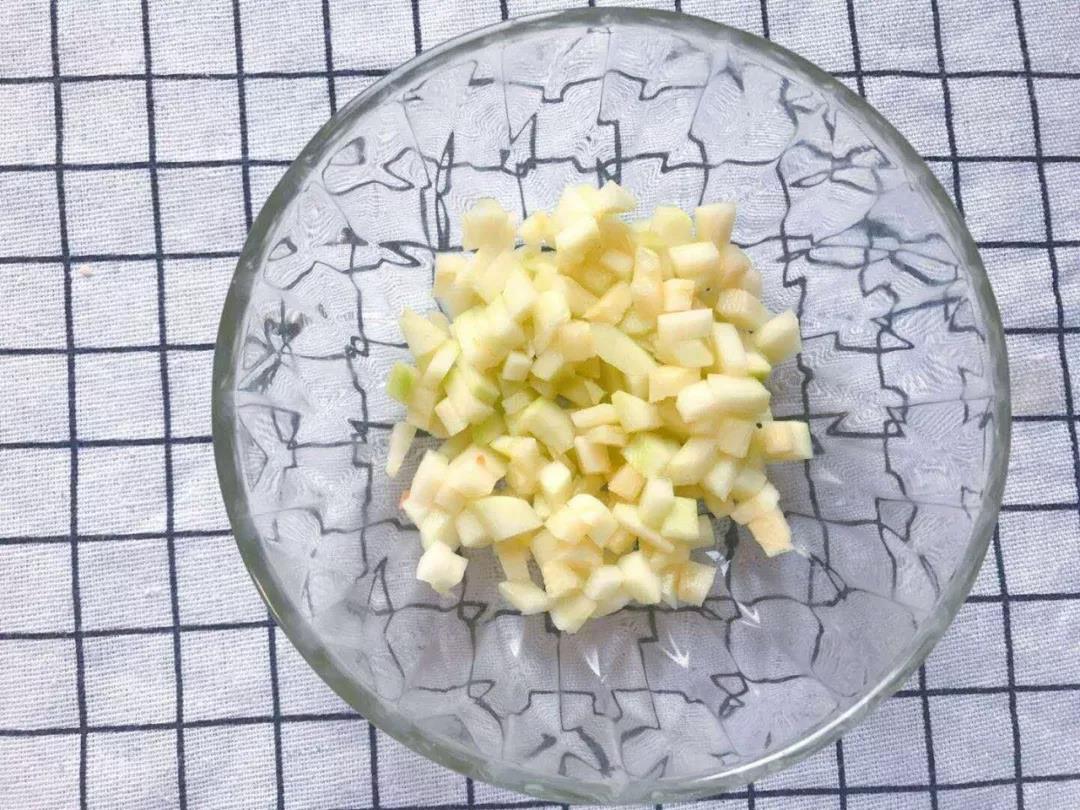 西葫芦切碎。